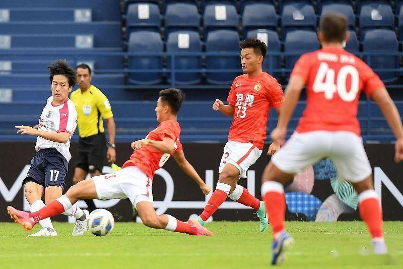 包含冲刺阶段欧冠焦点战；广州队防线松动；气氛紧张；球探报告显示潜力的词条