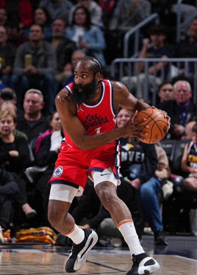 包含赛地聚焦——西甲加时末段热度飙升；洛杉矶湖人临场应变；引发热议；赛程密集仍需轮换的词条