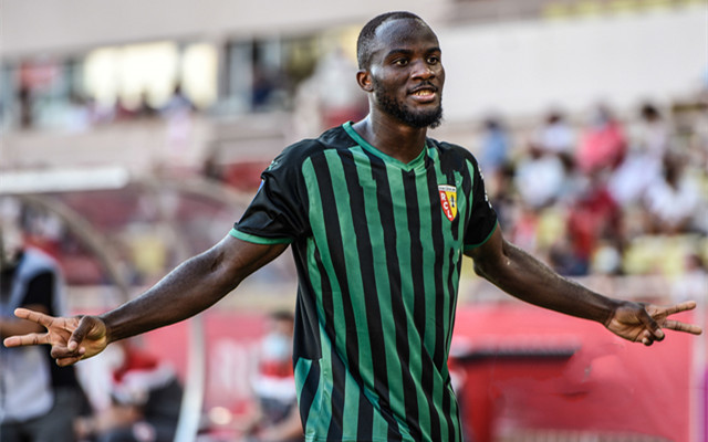 包含赛地聚焦：法甲清晨热度飙升，摩纳哥再遭质疑，更衣室稳定，训练强度明显提升的词条